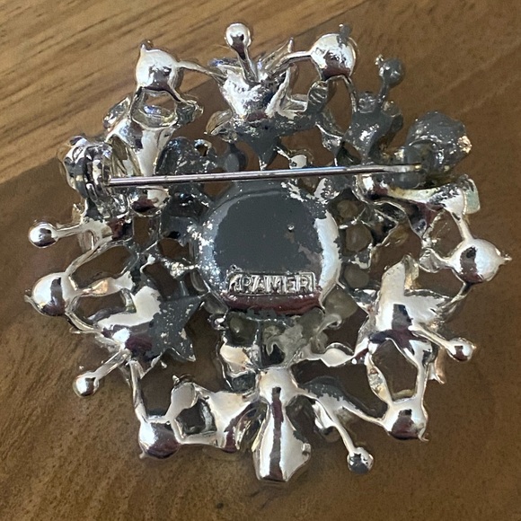VTG, Round Snowflake Silver-Tone Faux Pearl & Rhinestone Brooch Signed, Kramer - Picture 4 of 8